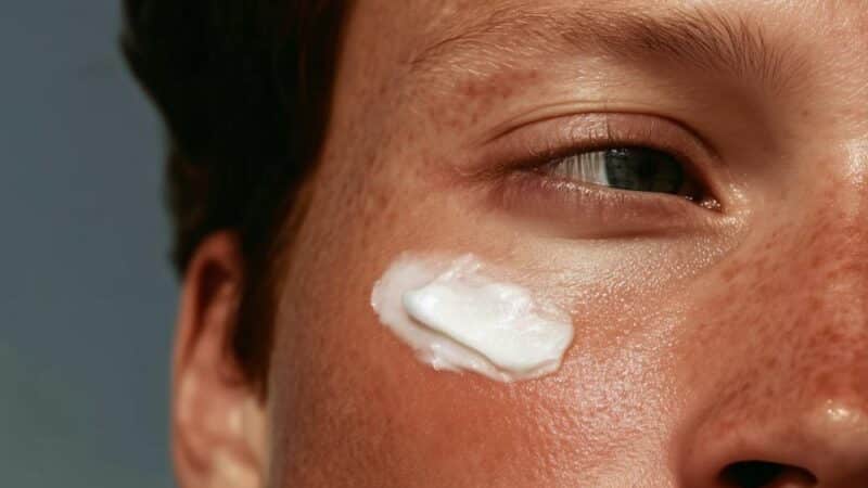 Jak prawidłowo dobierać kosmetyki do typu cery? Przewodnik dla początkujących